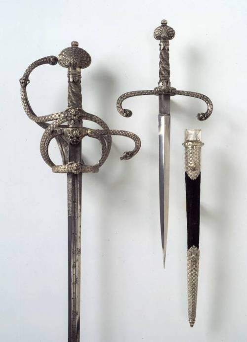 peashooter85:A beautiful German Swept-hilt Rapier and matched Parrying Dagger, ca. early 1600s, hous