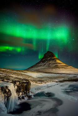 satakentia: Green hatKirkjufellsfoss, Grundarfjörður, Iceland by Modes Rodríguez 