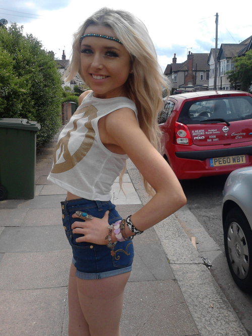 chloe-harwood:  that’s how skinny i actually used to be. Insane, at the time i thought i was huge, nuts. 