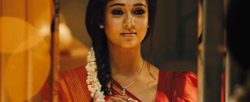 englishpesanalumtamilanda:Nayanthara getting ready for her wedding ~ Raja Rani