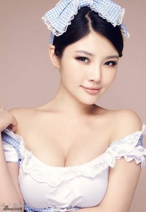 icewindchina: 姓名：徐冬冬 英文：Dongdong  出生：黑龍江哈爾濱 生日：1990年02月09日 星座：水瓶座 血型：Ａ型 身高：168 cm 體重：45 kg 三圍：35E、24