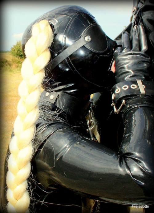 glovedandbound: FREJADOTTIR 