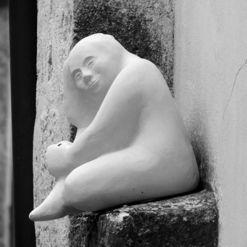 Sculpture moderne (d'une femme?) Décorant un mur, Uzès, Gard, 2016.