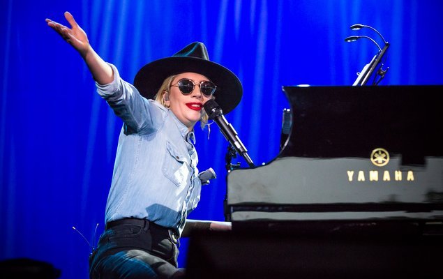 gagafanbasedotcom:    Lady Gaga performing at 2016 DNC. She sang ‘Bang Bang’, ‘Smile’, ‘Bron