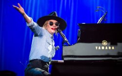 Gagafanbasedotcom:    Lady Gaga Performing At 2016 Dnc. She Sang ‘Bang Bang’, ‘Smile’, ‘Bron