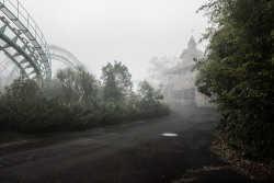 destroyed-and-abandoned:  Nara Dreamland’s Screwcoaster in the Mist Source: Chris Luckhardt (flickr) 
