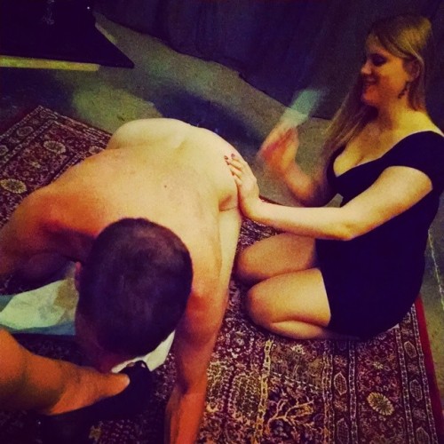 dominasnow:Getting my feet worshipped while @NoelKnight spanks his plugged ass.