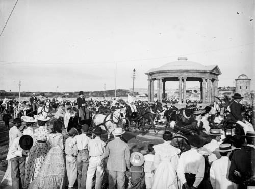 Crowds on the Malecón (Havana, 1890).