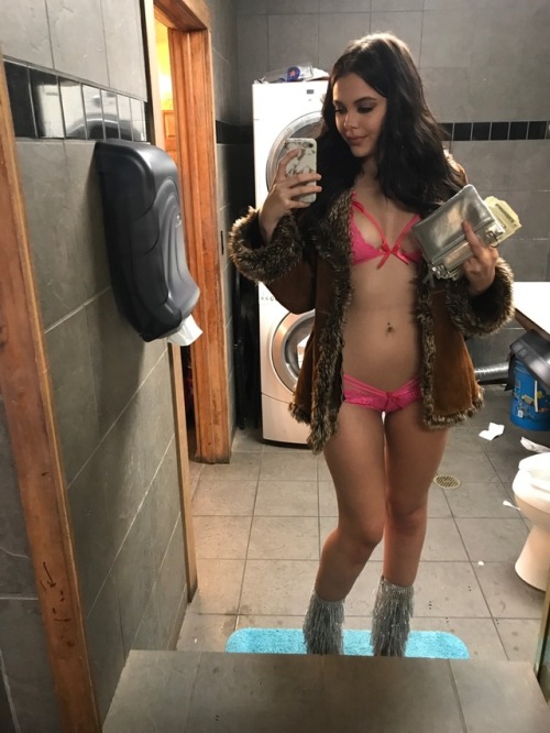 Sex stripper-locker-room:  minutes before i got pictures