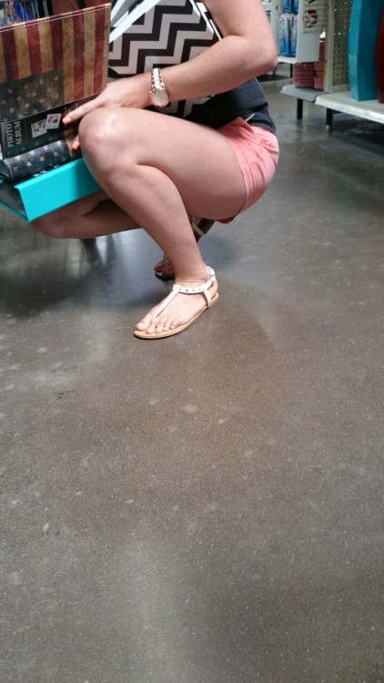 quierobesartuspies:  Andaba de compras y me tope con esta belleza de mujer. Se me paro la verga es solo verla.  No me detuve en tomerle fotos y después ir a masturbarme a la casa