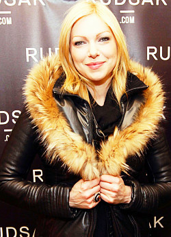 missdontcare-x:  Laura Prepon is literally flawless with any hair colour. 