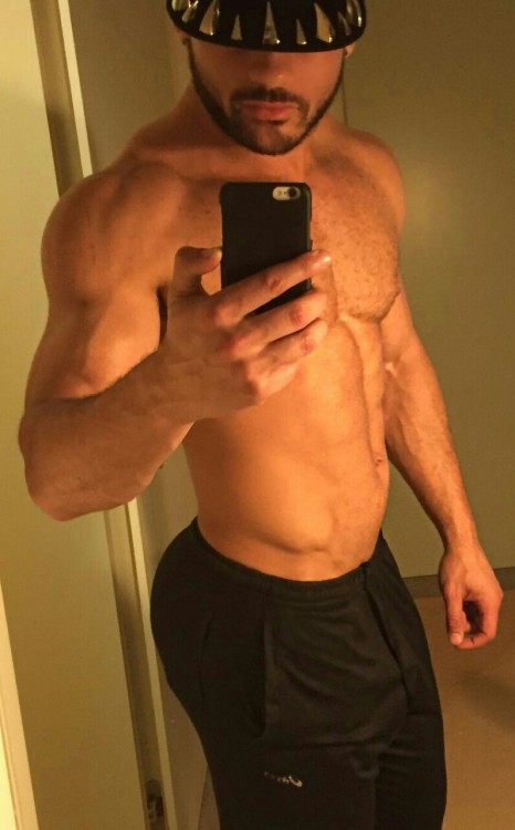 dominicanblackboy:  Ben Reznik got a fat gorgeous muscle ass on him! 