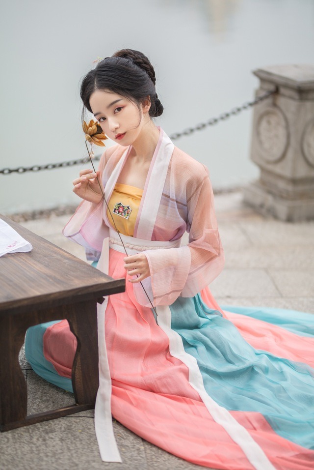 江南烟雨雾青色。” Traditional Chinese Hanfu photography via