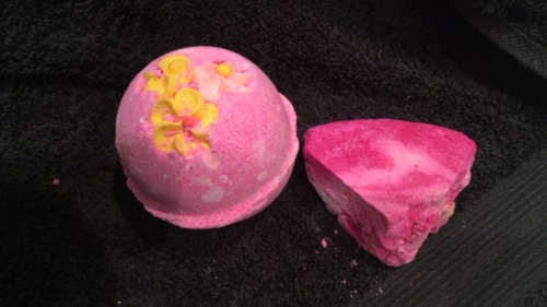 bathsandbubbles: Cute lush bath
