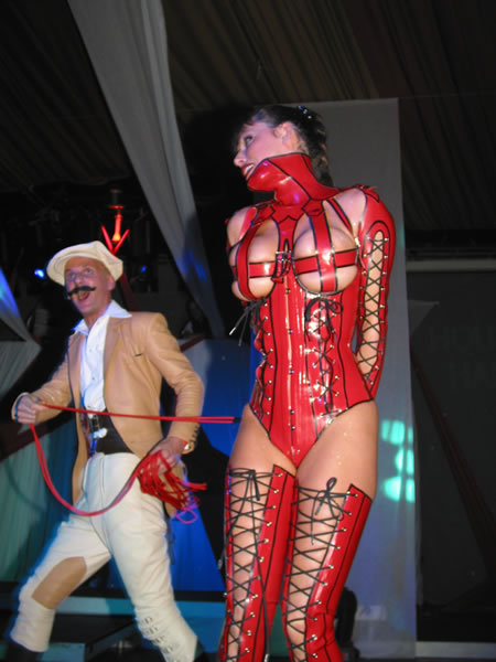 landoflatex:  Latex, Rubber and sexy women. What more can you want? www.landoflatex.com