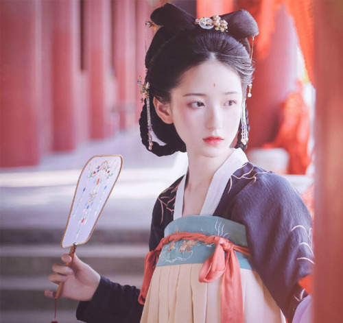 Traditional Chinese hanfu | Tang dynasty fashion by 花朝记