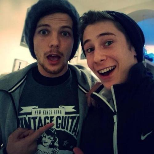 onedhqcentral-blog:  Louis with a fan today (22.01.2014) - x 