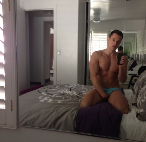 fuckyoustevepena: He’s NAKED! Youtuber Davey Wavey flaunts his stuff online