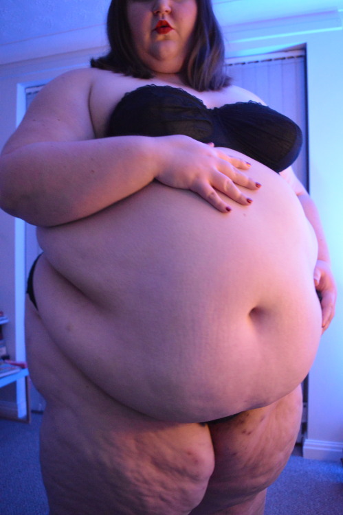 artificiallyflavoured:  Happy NYE Tumblr! Tell me honestly … do these pictures make me look fat? ;) 