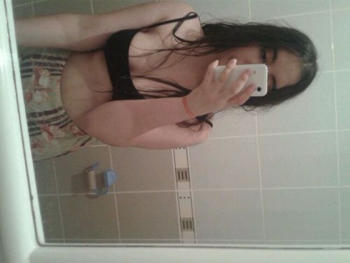Aslen Zonguldak Ereğli’de yaşıyor kendisi üniversite bu sene bitti ve parayla escortluk y