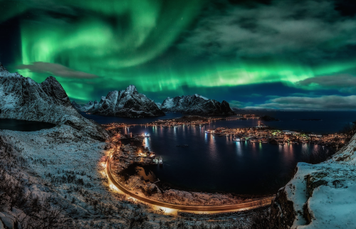 nubbsgalore:photos by javier de la torre in the small norweigan fishing town of reine in the lo