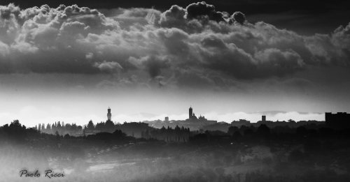 Laggiù nello sfondo, oltre le nebbie mattutineFoto di Paolo Ricci