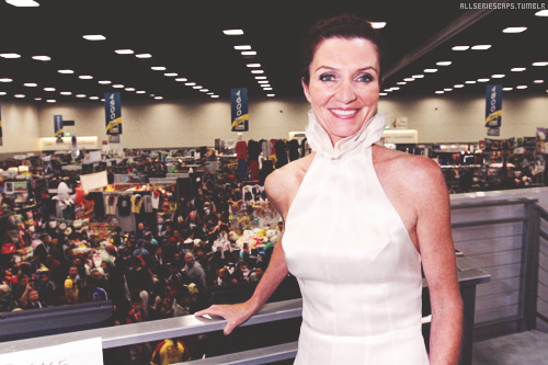 allseriescaps:  The cast pose before the HBO’s ‘Game Of Thrones’ cast autograph