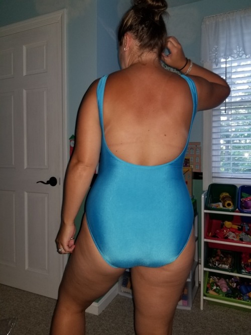 abunker1:  One piece swimsuits are so sexy!