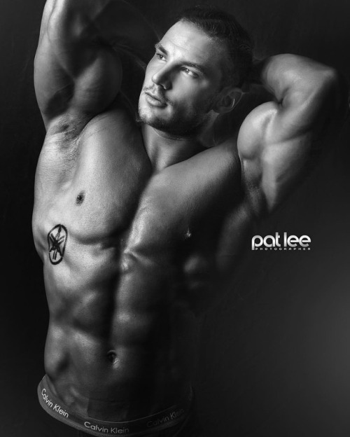 muscle-addicted:   Logan Frazier  