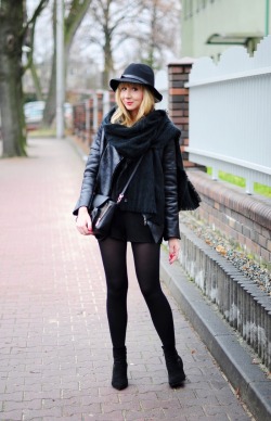 tightsobsession:  Total black outfit. Via Quintessence Of Beauty.  Did I mention I love long sexy legs