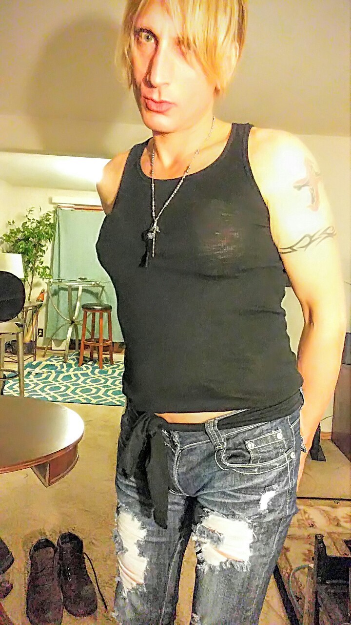 tobyamber200869:  Yummy boys…I love males assholes💋 