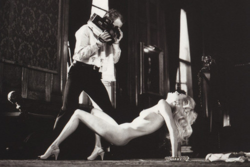 danathur:  By Helmut Newton Y bueno, por ese tipo de cosas uno anda pidiendo videocámaras para su cumpleaños. El periodismo es y siempre será nada más que una excelente excusa. 