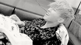 hobisu: gdragon being cute during bigbang’s tour reports ^^
