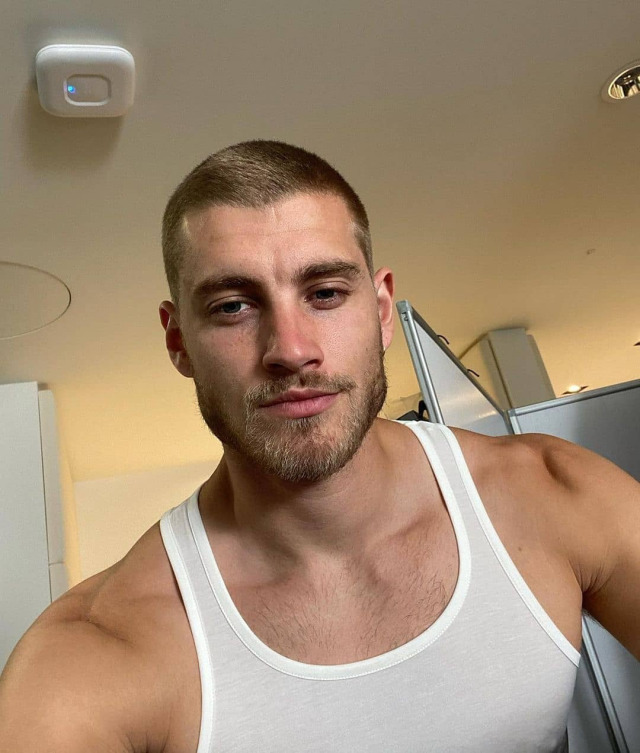 scottie98:muscleviolinist:Woof!