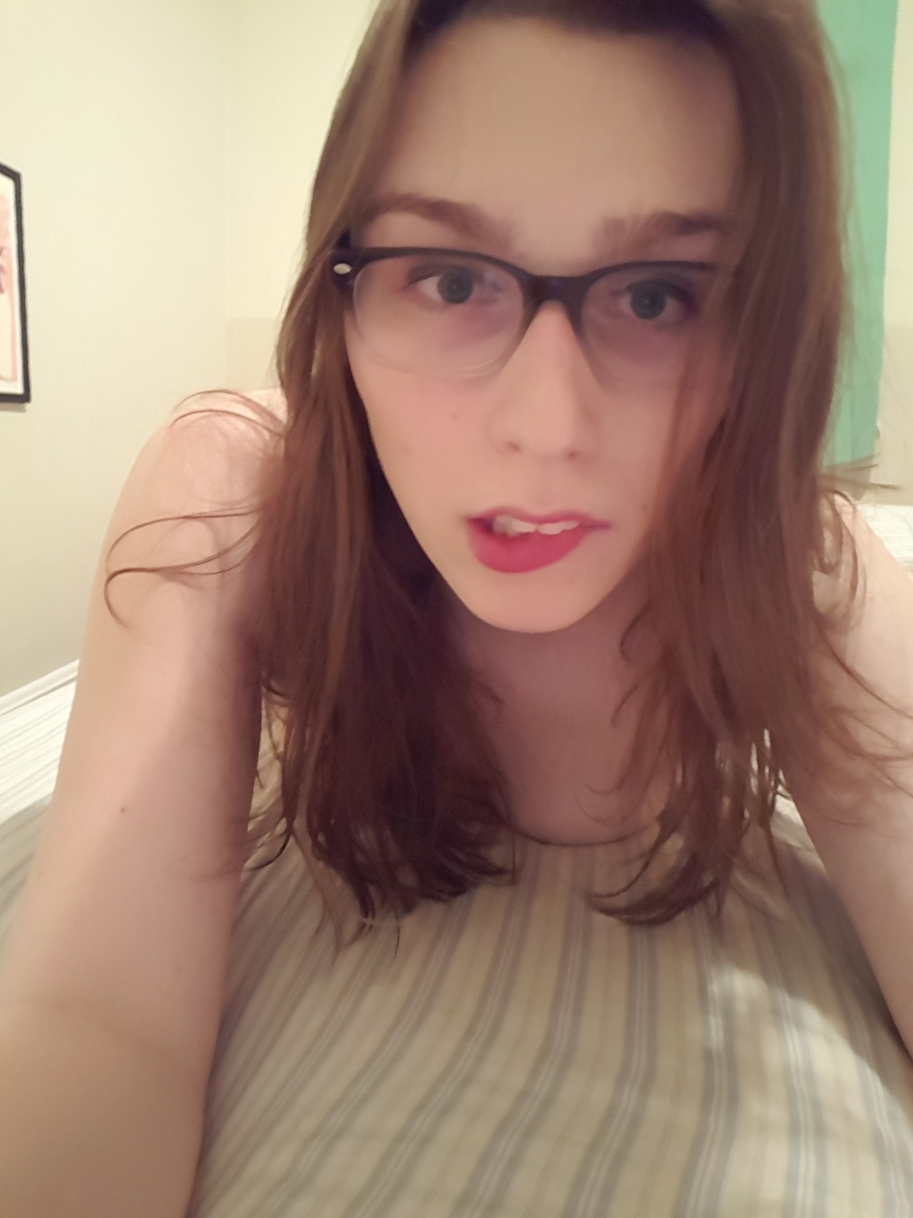 lil-uni:  Im on cam! Come and hang with me Cam link: Tinyurl.com/zkld254