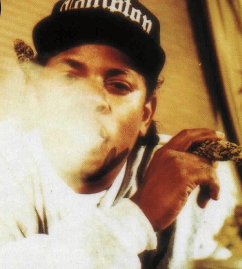 eazye-fanpage:  Eazy smoking