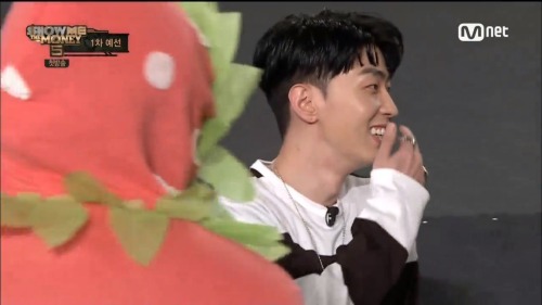 lordseungri:  GREY VS THE STRAWBERRY MAN