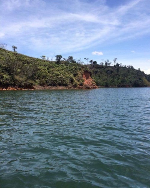 We went fishing and saw a bunch of celeb’s fincas including James a soccer player from Colombia’s National team.  #fishing #captaincolombia #famousfincas #Guatape #fishingseason2017  #fishingfortrout  #Colombia #SouthAmerica #🇨🇴 #lost #lostnachos