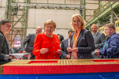 Posa della chiglia per Crystal Endeavour, presente Angela Merkel