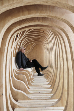 enochliew:  Reader by Estonian Academy of Arts From the outside it seems to be a simple cube, but upon entering, visitors experience the undulating contours of a cave, while maintaining a clear view of the street. 