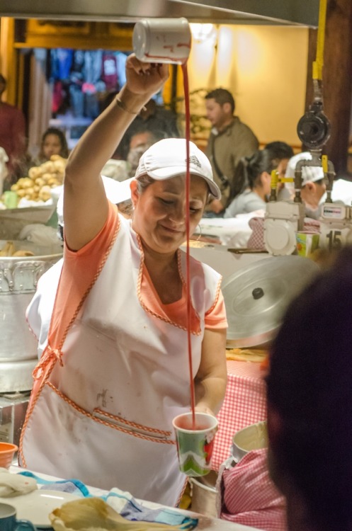 Enfriado de atole. Mercado de antojitos de Uruapan Michoacán. Tamales y atole Tia Rosa. Noviembre 20