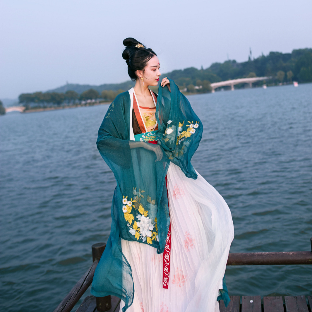 changan-moon:  Traditional Chinese hanfu | Tang dynasty fashion | Clothes by 宴山亭汉服. 