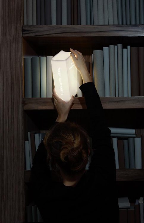 exrpan:It’s a book-shaped lamp! I NEED ONE. Xmas present, anyone?