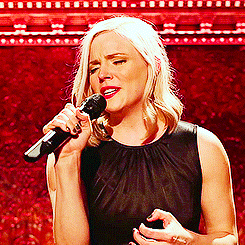 betsywofle:Katie Rose Clarke sings “Mona Lisa” (x)