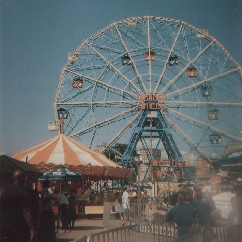 carnival datesLoud music, dizzy rides, colourful plushies, popcorn and kisses on the ferris wheel.- 