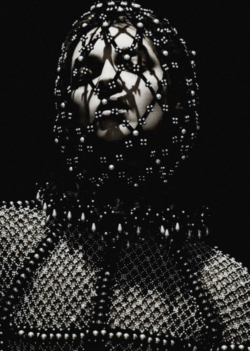 dormanta:Daga Ziober in “Other Boleyn Girl” by Ben Hassett for Vogue Russia De