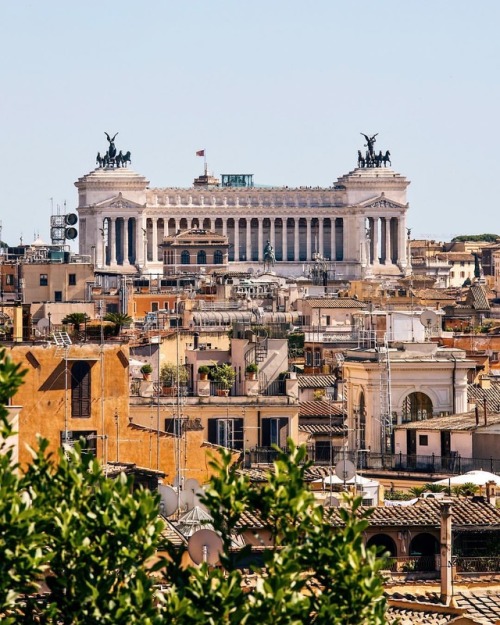 O N T H E R O O F S // L’Altare della Patria vista da lontano sui tetti di Roma così bella e così im