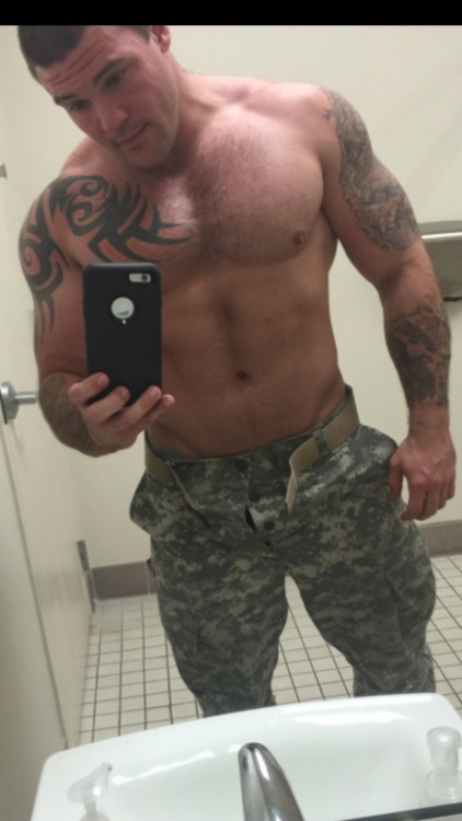 bearmuscleworship:  Thanks for your service… Would you like me to service you? 