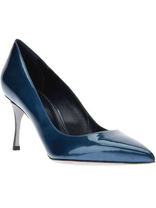 High Heels Blog classic pointed toe pump via Tumblr