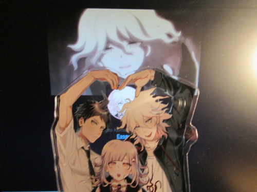 dailyservingofhope:Check out this acrylic stand I just bought! The photos simply don’t do it justice